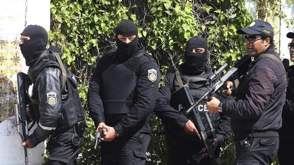 Miembros de las fuerzas de Seguridad tunecinas, toman posiciones en las proximidades del museo del Barbo. 