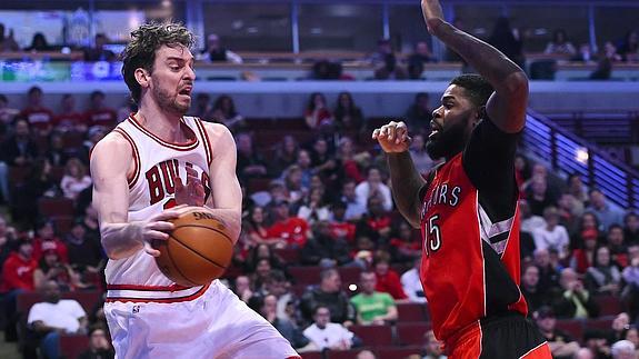 Pau Gasol pasa el balón. 