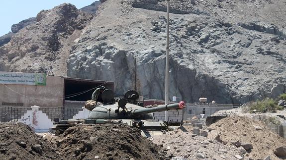 Un tanque toma posiciones en el sur de Yemen. 