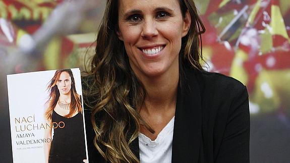 Amaya Valdemoro posa con su libro. 