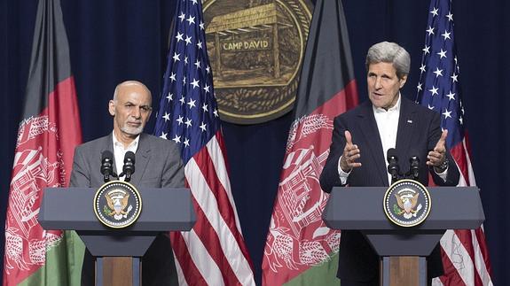 El presidente de Afganistán, Ashraf Ghani junto a el secretario de Estado de Estados Unidos, John Kerry .