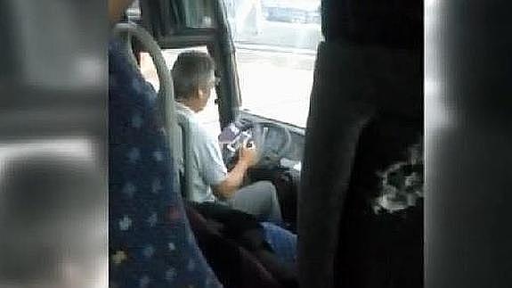 El conductor, grabado cuando manipulaba su móvil. 