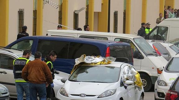 Agentes de Policía inspecciónan el vehículo.