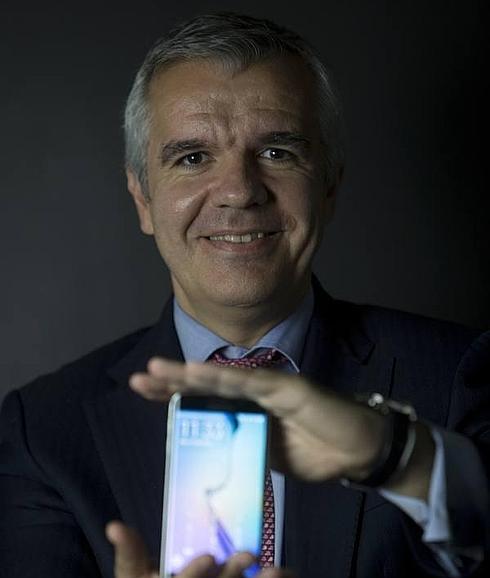 Celestino García sujeta un S6 Edge 