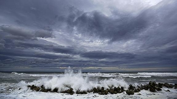 Olas chocando contra las barreras antitsunami en la costa de Iwaki (Japón).