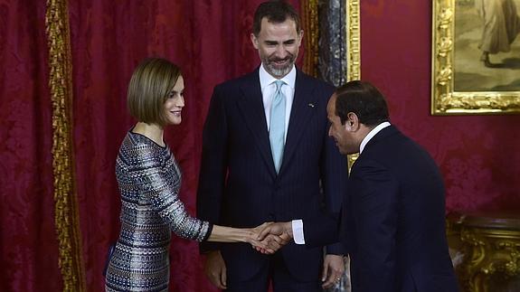 Abdelfatah al Sisi saluda a la Reina en presencia del Rey. 