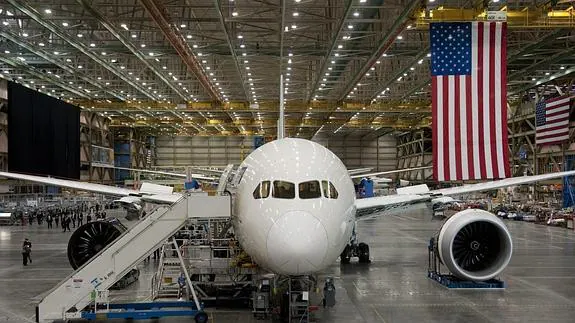 Boeing 787 Dreamliner en construcción en la planta de Boeing en Everett, Washington 