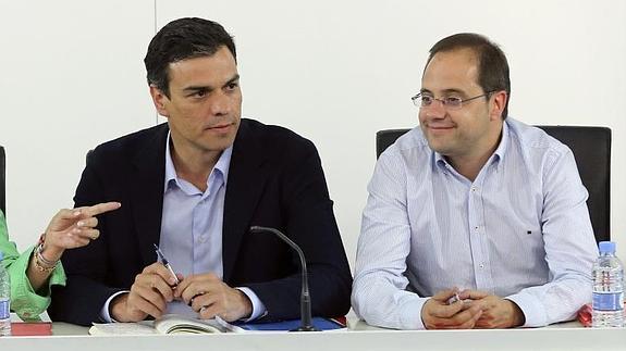 Pedro Sánchez (izq.) y César Luena. 