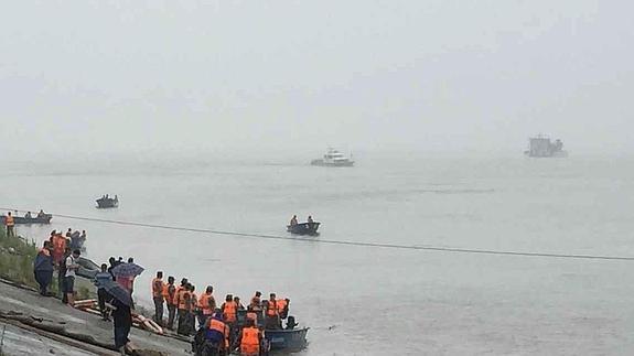 Los servicios de rescate trabajan para buscar a los desaparecidos en el río Yangtsé.
