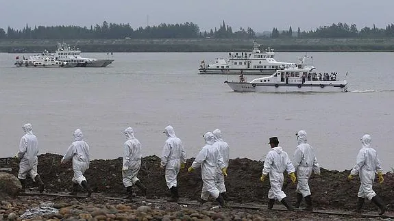 Varios barcos y efectivos participan en las labores de búsqueda de pasajeros en el río Yangtsé. 