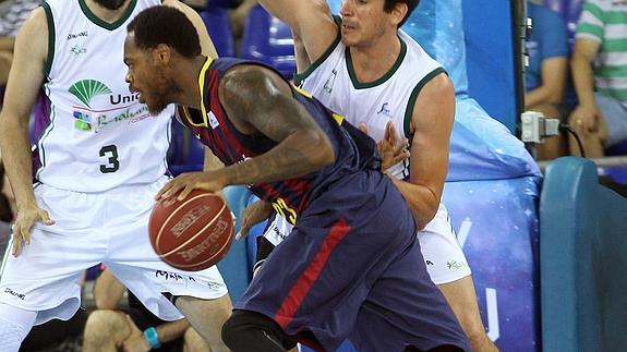 DeShaun Thomas (c) avanza con el balón ante la defensa de Carlos Suárez y Germán Gabriel (i). 