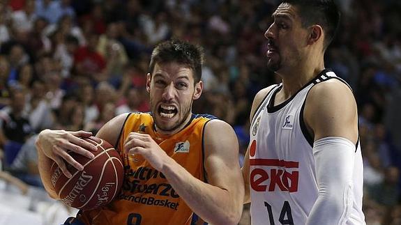 Gustavo Ayón intenta frenar a Sam Van Rossom, del Valencia.