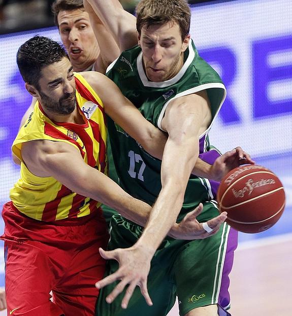 El escolta del Barcelona, Juan Carlos Navarro (i), intenta un pase ante el pívot del Unicaja Fran Vazquez (d).