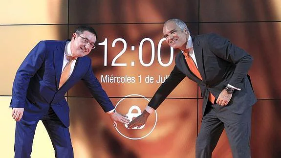 El presidente de Euskaltel, Alberto García Erauzkin, junto al director general de esta compañia, Fernando Ojeda, en la Bolsa de Bilbao en el tradicional "toque de campana".  