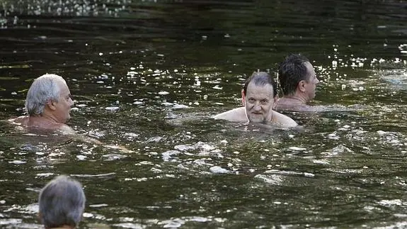 Rajoy, durante un baño en el río Umia.