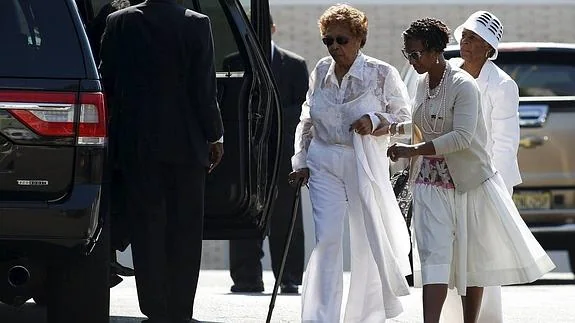 La abuela de Bobbi Kristina asiste al funeral de su nieta.