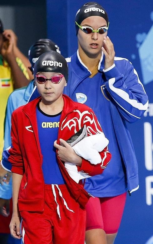 Tareq (delante) sale a la piscina antes de una prueba. 