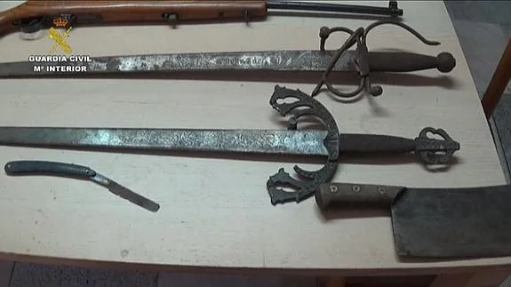 Armas incautadas al detenido durante el registro.