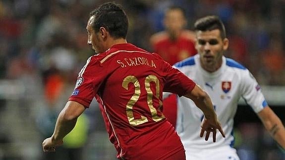 Cazorla durante el duelo ante Eslovaquia. 