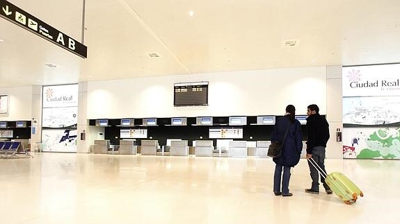 Instalaciones del aeropuerto de Ciudad Real, con escasa presencia de viajeros.