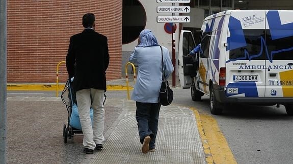 Una pareja de inmigrantes acude al hospital.