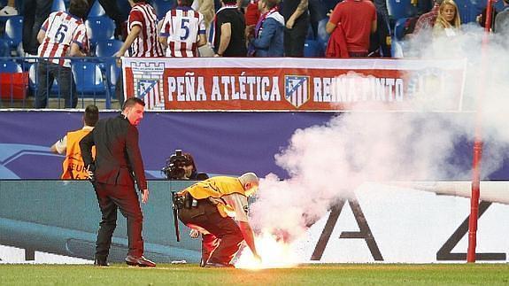 Una bengala, durante el Atlético-Benfica. 