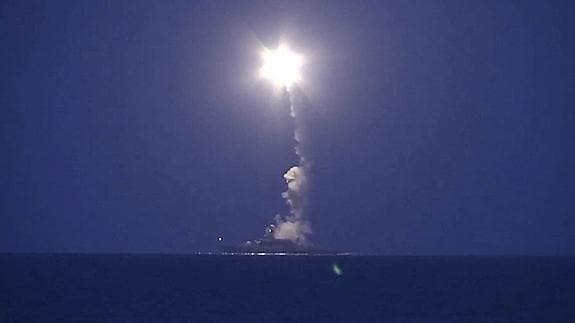 Un buque ruso, lanzando un misil.