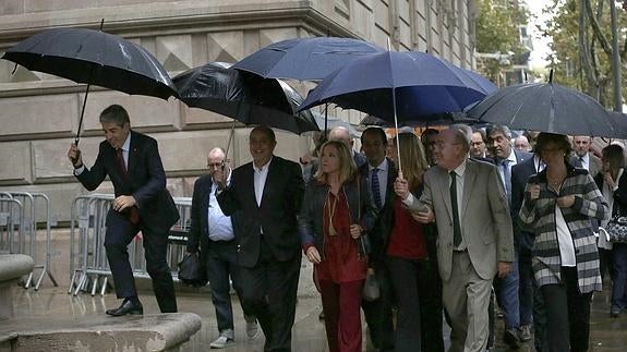 La exvicepresidenta de la Generalitat Joana Ortega (2i) llega al Tribunal Superior de Justicia de Cataluña.