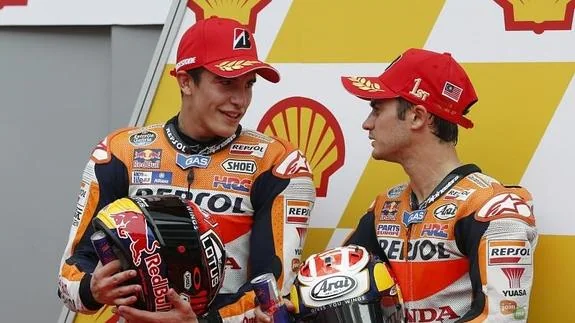 Márquez (izq.) y Pedrosa, tras los entrenamientos. 