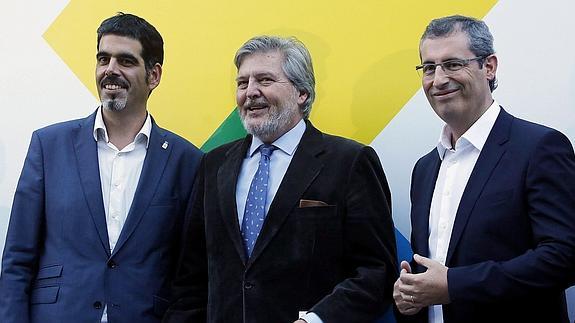 Méndez de Vigo, acompañado por el alcalde de San Sebastián, Eneko Goia (i), y el diputado general de Guipúzcoa, Markel Olano. 