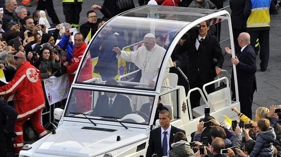El Papa saluda a los feligreses desde el papamóvil a su llegada a la plaza del Duomo en Prato.