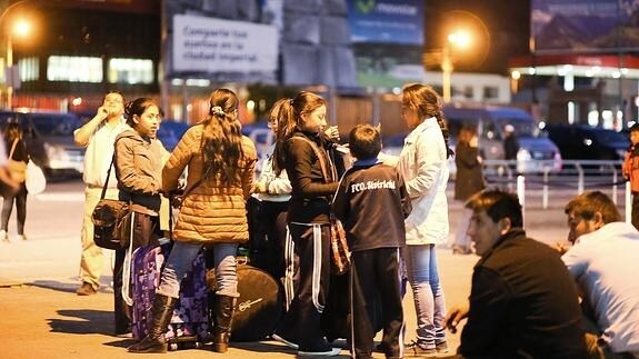 Un grupo de personas a las afueras del aeropuerto Velasco Astete en Cusco (Perú) tras el terremoto. 