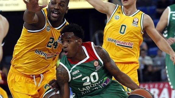 Darius Adams (c), avanza con el balón junto al pívot Ali Traoré (i). 