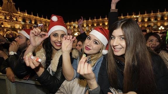 Miles de jóvenes han llenado la Plaza Mayor de Salamanca para celebrar la tradicional Nochevieja Universitaria en su duodécima edición.