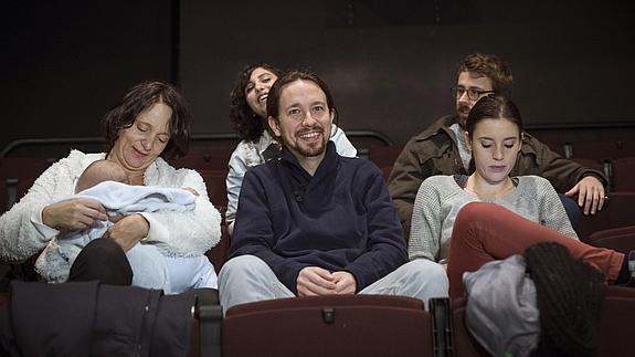 Pablo Iglesias y su equipo en el cine esta mañana. 