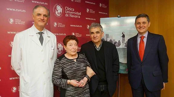 El doctor Manuel Manrique, Felisa Rodríguez, Bernardo Atxaga y José Andrés Gómez.