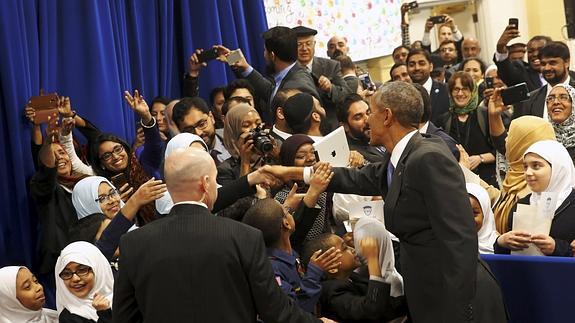 Obama saluda a varios fieles en la mezquita de la Sociedad Islámica de Baltimore.
