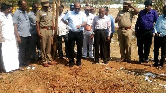 Las autoridades de Tamil Nadu inspeccionan el lugar del impacto.