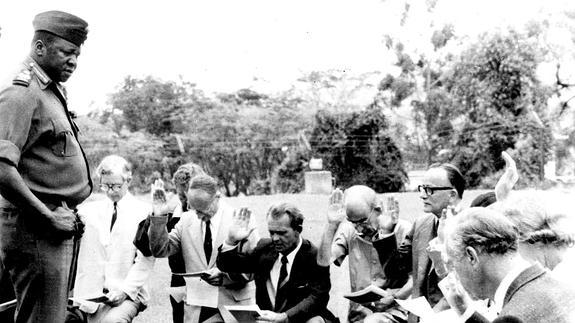 Catorce ciudadanos de origen europeo juran ante Idi Amin fidelidad a Uganda durante una ceremonia en 1975, en la que adquirieron la nacionalidad de este país.