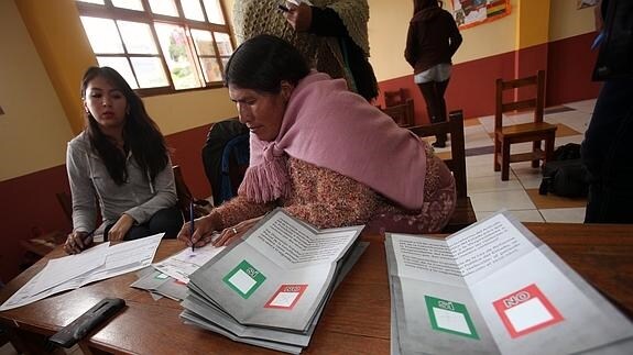 Jurados electorales comienzan el recuento de votos en Bolivia.