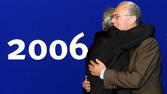 Beckenbauer, felicitado por la elección de Alemania como sede. 