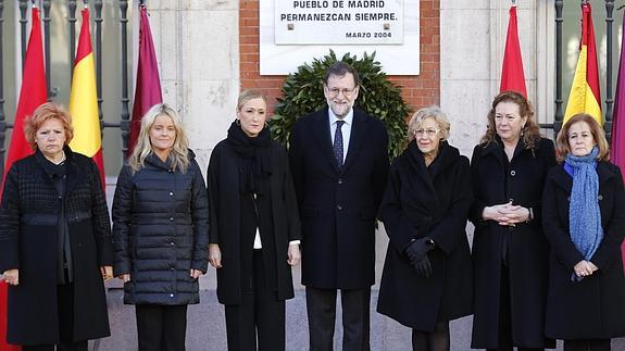 Mariano Rajoy, junto a Cristina Cifuentes y Manuela Carmena y las presidentas de las asociaciones de víctimas del terrorismo en la Puerta del Sol. 