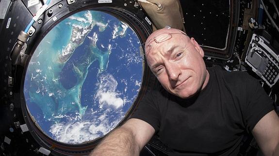 Scott Kelly, en la cúpula de la Estación Espacial Internacional.