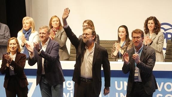 Mariano Rajoy saluda a los asistentes al Congreso Provincial de PP de Pontevedra. 