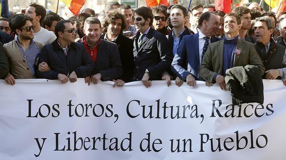 Los diestros Juan José Padilla (c), César Rincón (2i), Morante (4i) y El Juli (2d), entre otros, encabazan la manifestación en defensa de la fiesta taurina ayer. 