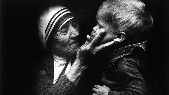 La madre Teresa de Calcuta sostiene a un niño durante una visita a Varsovia. 