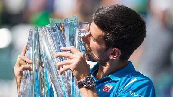 Novak Djokovic besa su trofeo de campeón. 