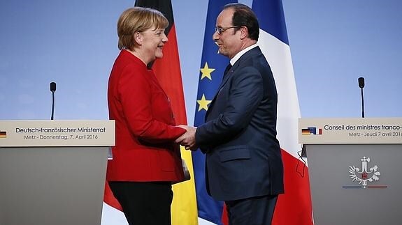 La canciller alemana, Angela Merkel (i), y el presidente francés, François Hollande (d).