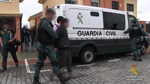 Momento de la detención de varios de los integrantes de la red. 