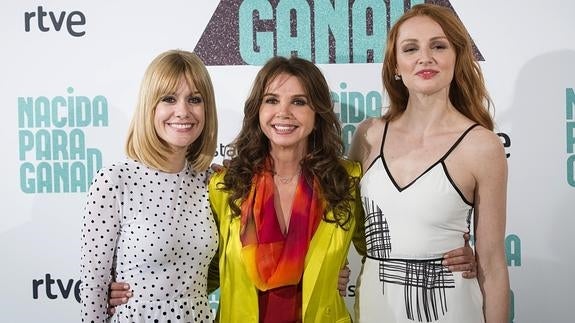 Victoria Abril (c), junto a Alexandra Jiménez (i) y Cristina Castaño (d).